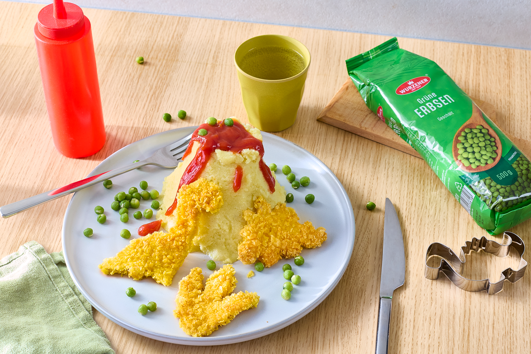 Kartoffel-Vulkan mit Dino-Schnitzel und Erbsen